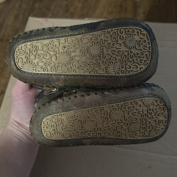 Ugg Unisex Caden Camo Infant Booties - Picture 5 of 7